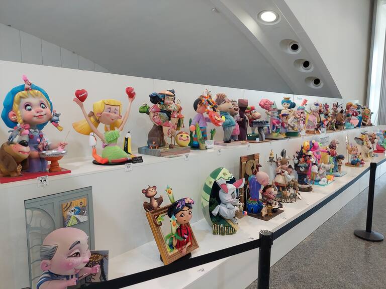 La Exposición del Ninot de las Fallas 2023 abre sus puertas con 750 figuras que rebosan diseño y sátira. Todas ellas quieren salvarse de las llamas gracias al voto popular.