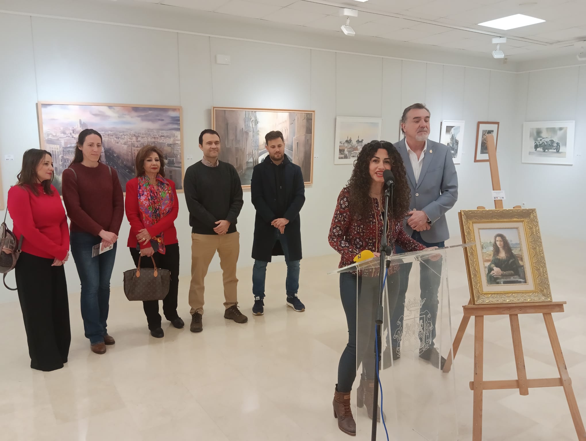 La artista presenta su exposición acompañada del concejal de Cultura y arropada por familiares