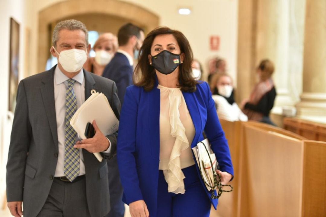 La presidenta del Gobierno de La Rioja, Concha Andreu y el consejero de Hacienda y Administración Pública, Celso González entrando al Parlamento de la Rioja.