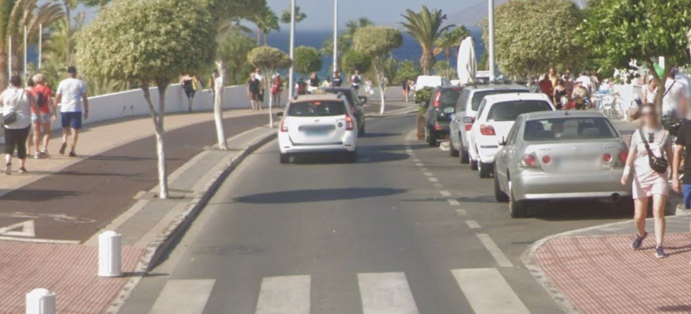 Avenida de las playas del núcleo turístico de Puerto del Carmen, en Lanzarote.