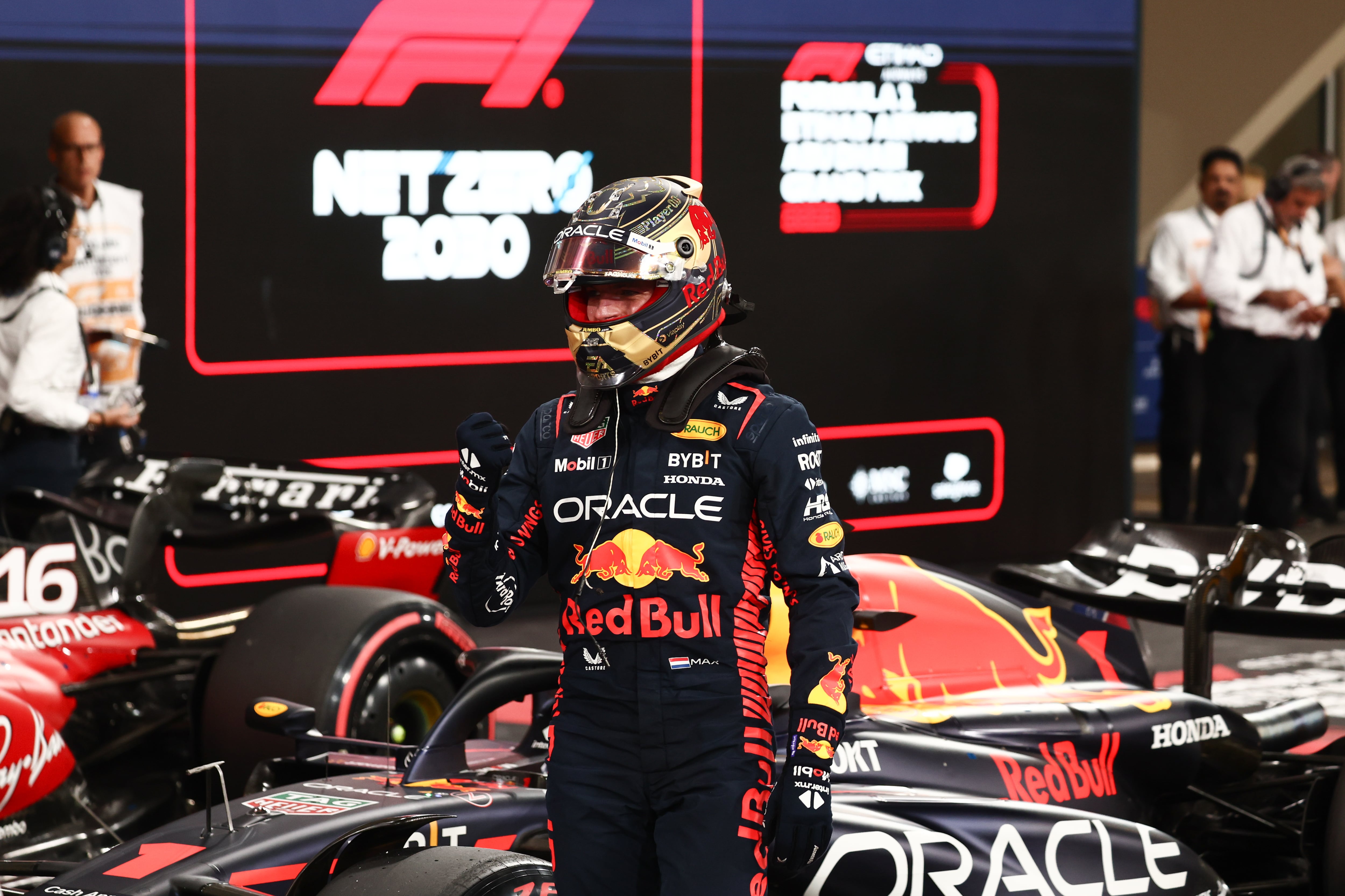 Max Verstappen celebra su 12º pole de la temporada conseguida en el circuito de Yas Marina en el GP de Abu Dabi. (Photo by Jakub Porzycki/NurPhoto via Getty Images)