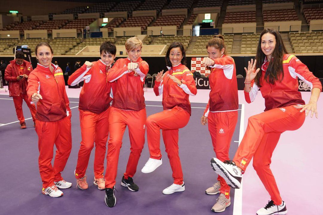 Las jugadores españolas posan junto a la capitana en el Kita-Kyushu Sogo Gymnastic Hall