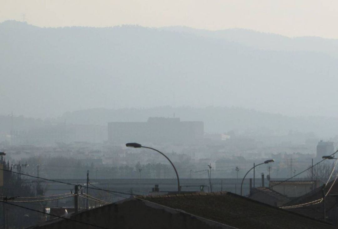 Vistas del Hospital de La Arrixaca durante un día de contaminación