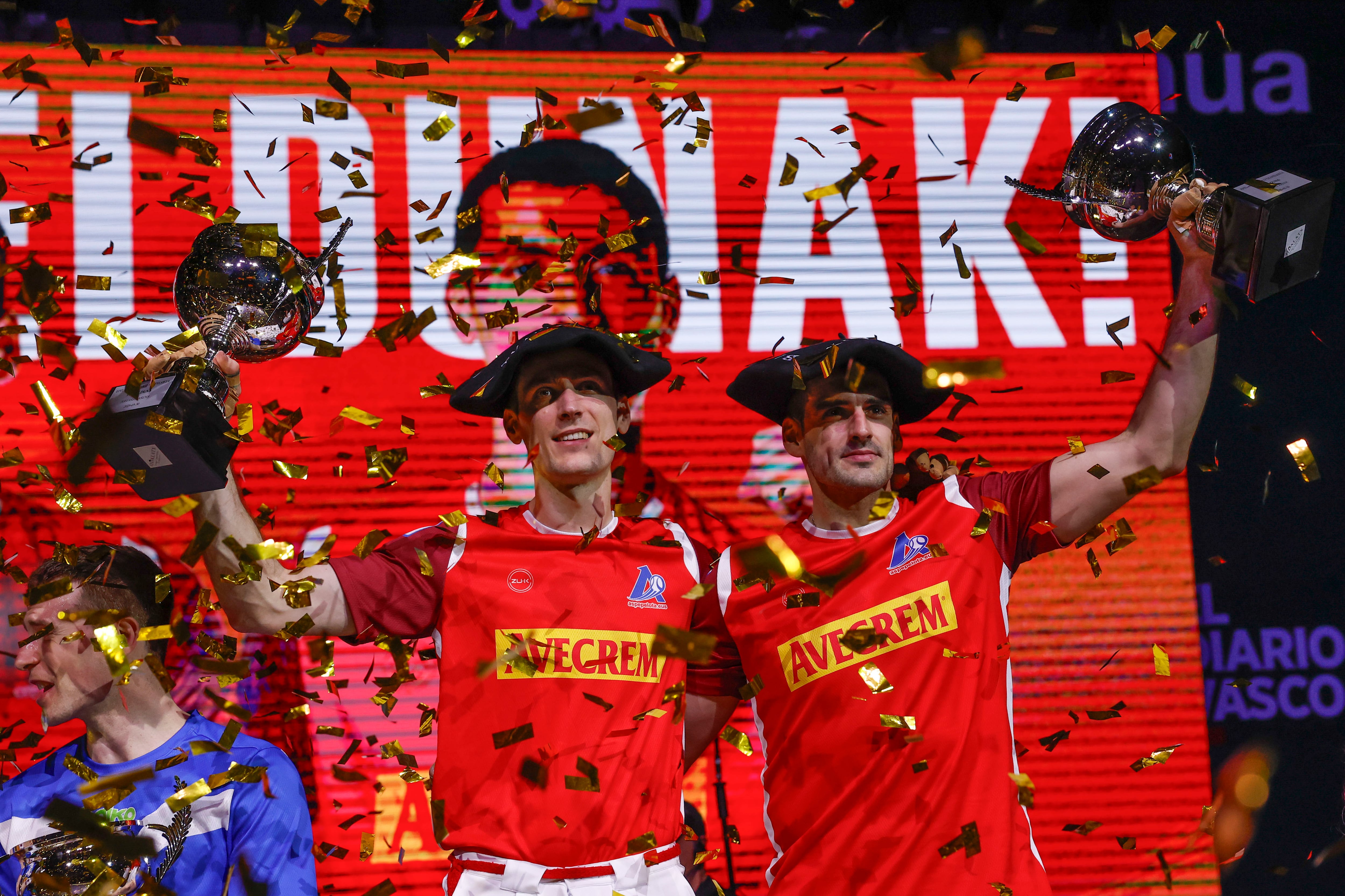 Joseba Ezkurdia y Beñat Rezusta campeones de la final del Campeonato de Parejas de pelota celebrado este domingo en el Navarra Arena, tras vencer a Iñaki Artola y Jon Mariezkurrena