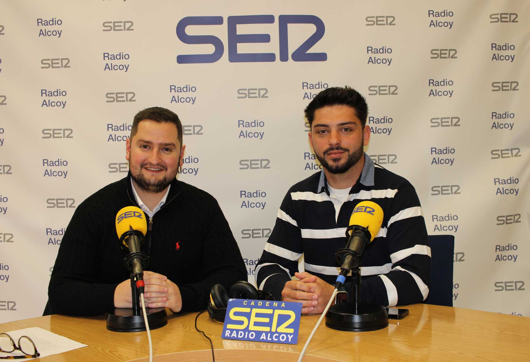 Jordi Ortiz y Alejandro Montava, en el estudio central de Radio Alcoy