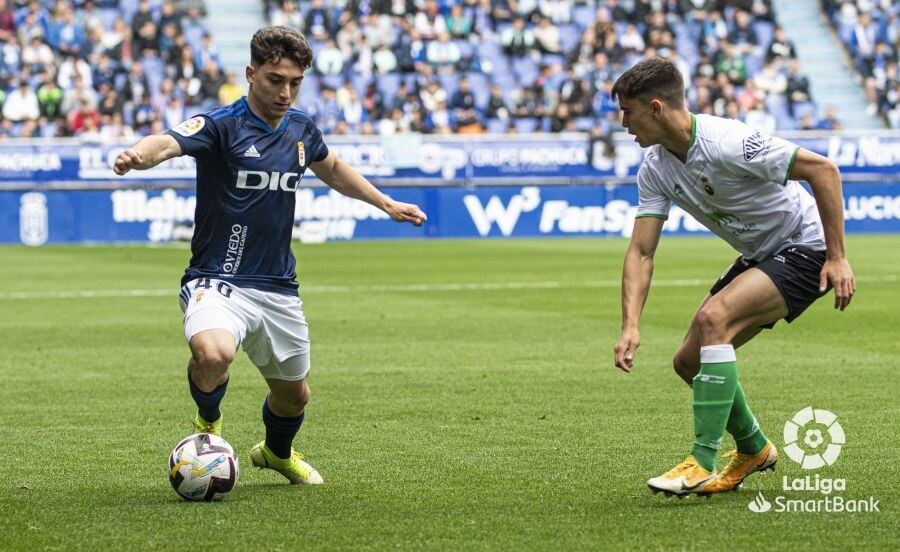 Mario García, el mejor del Racing, defendiendo a Moro