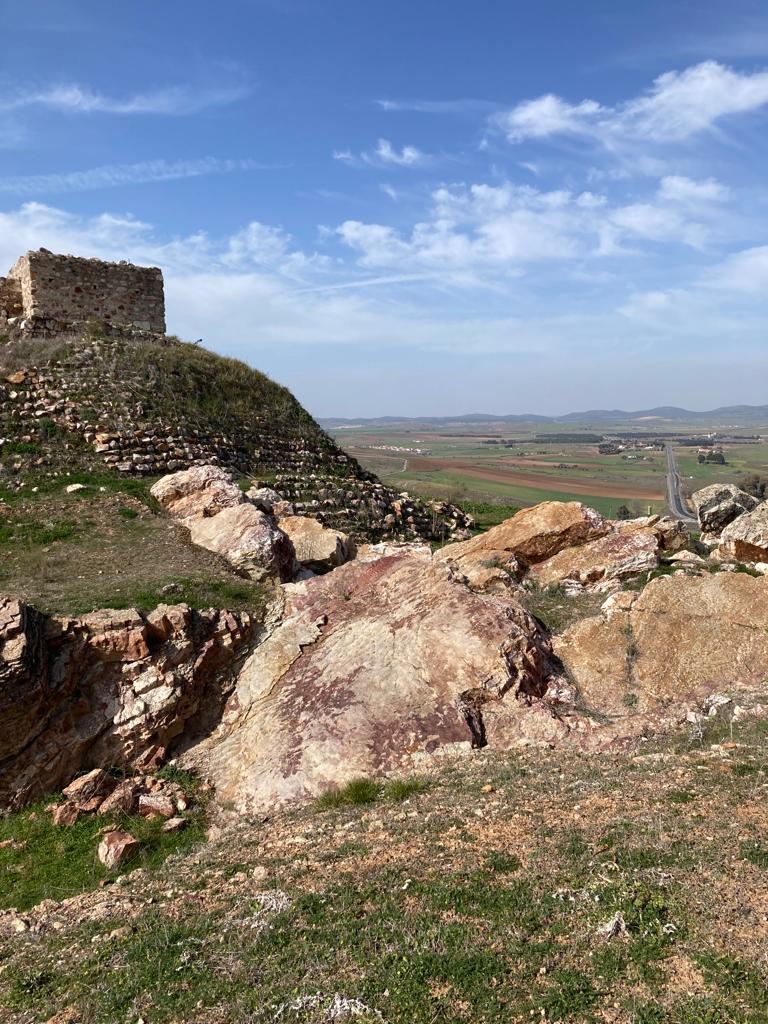 El castillo se levanta sobre una plataforma artificial como vigia de una extensa zona que interesó a íberos, visigodos y árabes