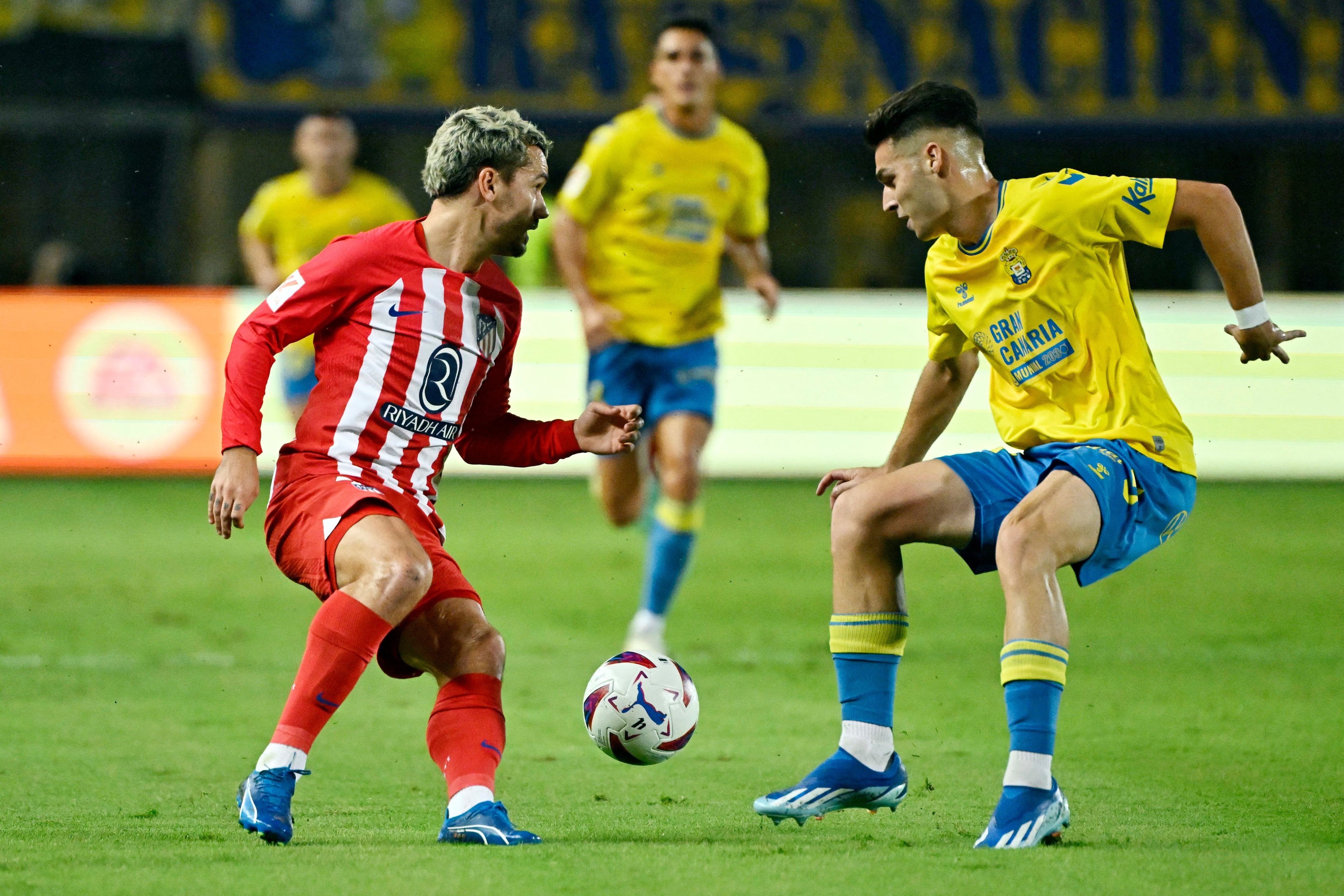 Atletico Madrid&#039;s French forward #07 Antoine Griezmann (L) vies with Las Palmas&#039; Spanish defender #15 Mika Marmol during the Spanish league football match between UD Las Palmas and Club Atletico de Madrid at the Gran Canaria stadium in Las Palmas de Gran Canaria on November 3, 2023. (Photo by JAVIER SORIANO / AFP) (Photo by JAVIER SORIANO/AFP via Getty Images)