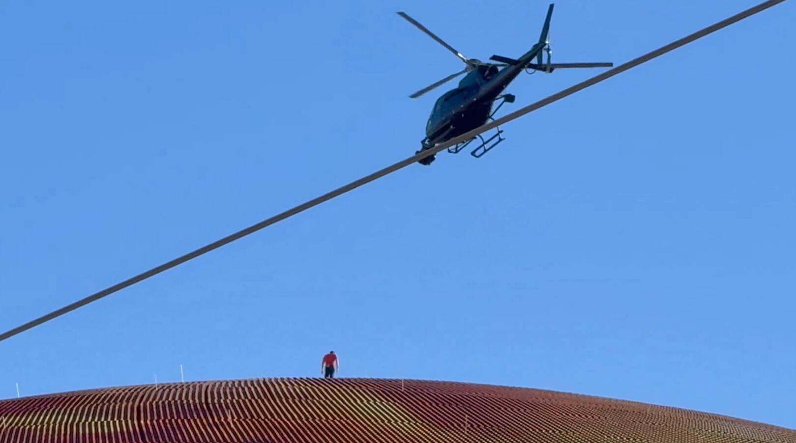 Un hombre escala hasta lo más alto de 'The Sphere', en Las Vegas.