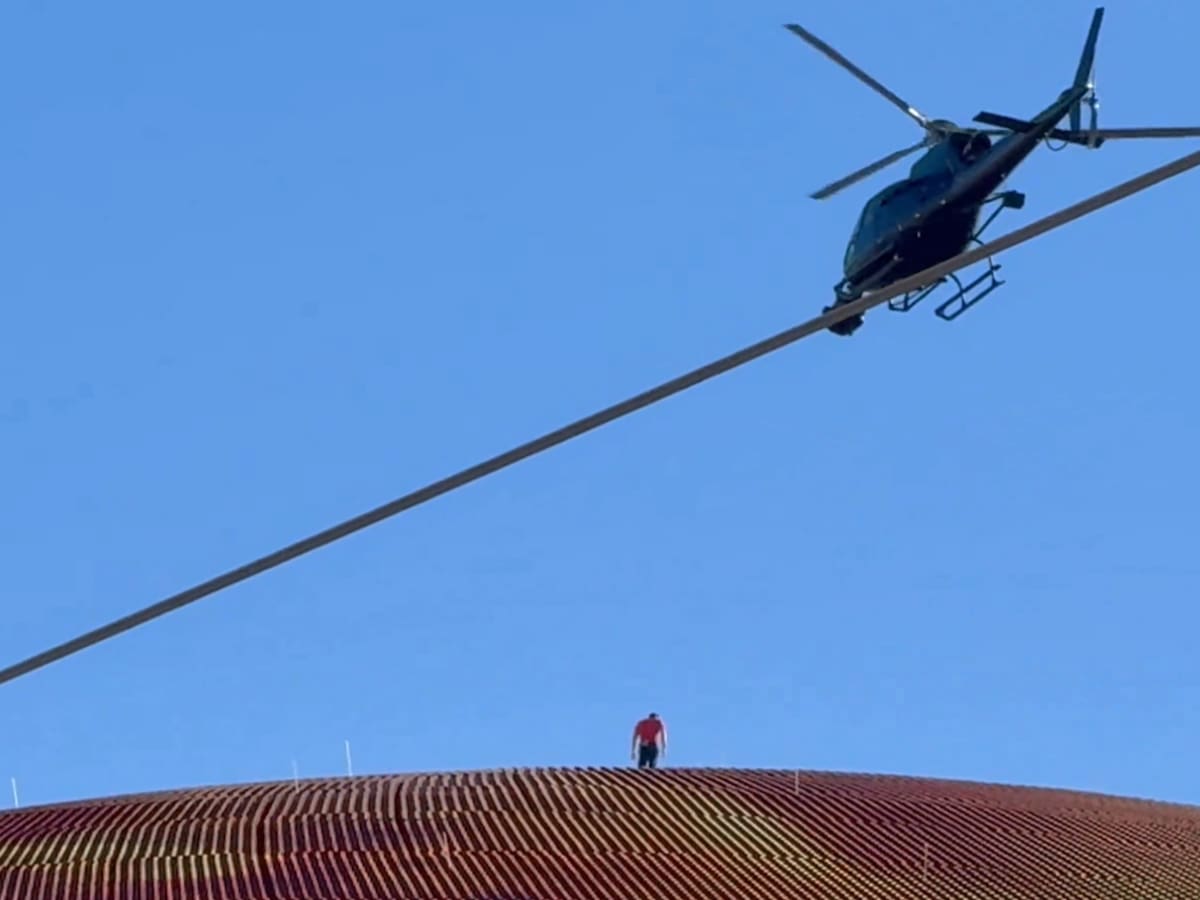 El momento de tensión después de que un hombre escalara hasta lo más alto del recinto 'The Sphere' en Las Vegas