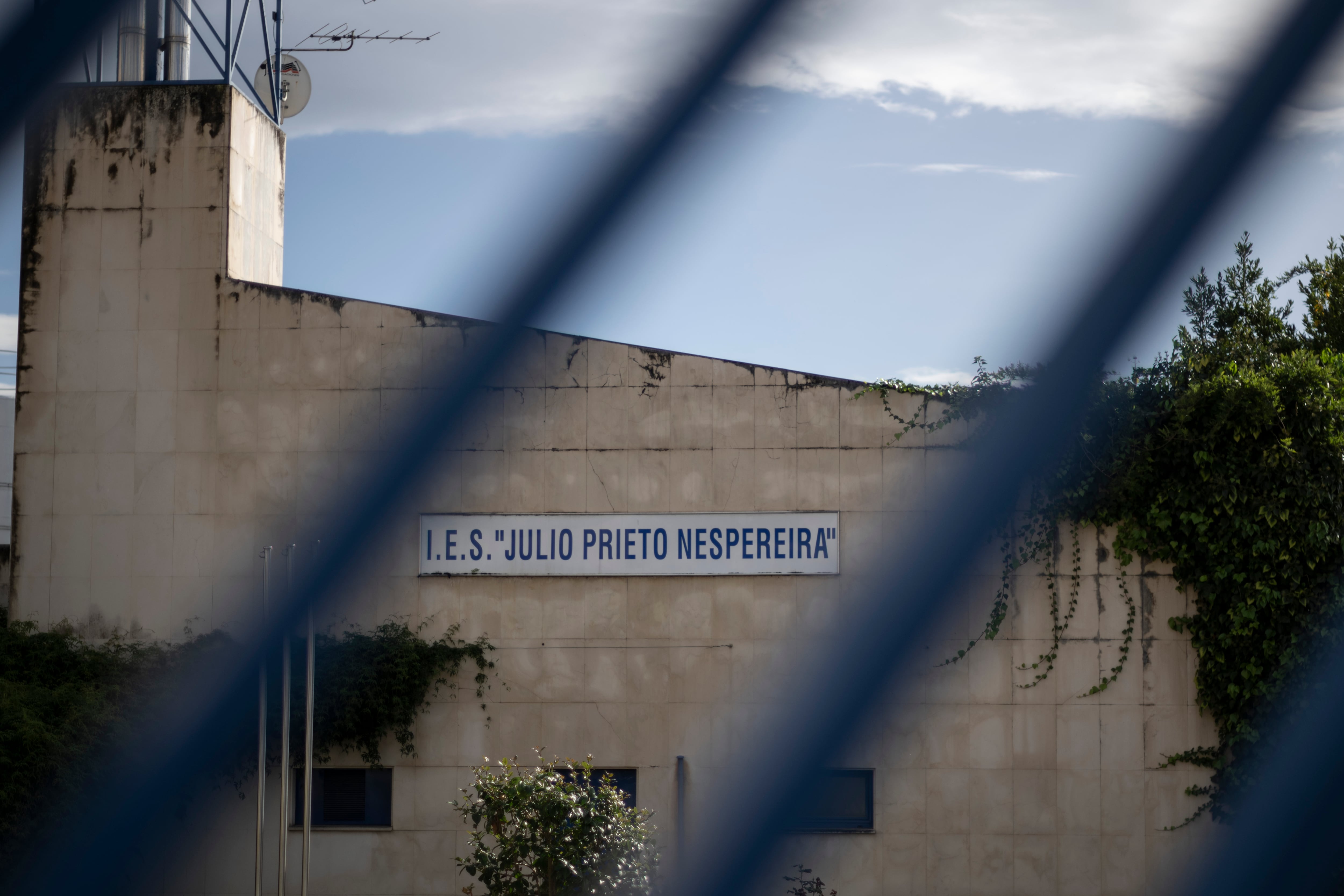 Vista exterior del instituto Julio Prieto Nespereira, donde ha fallecido un estudiante al caerse un muro este miércoles en Ourense. EFE/ Brais Lorenzo