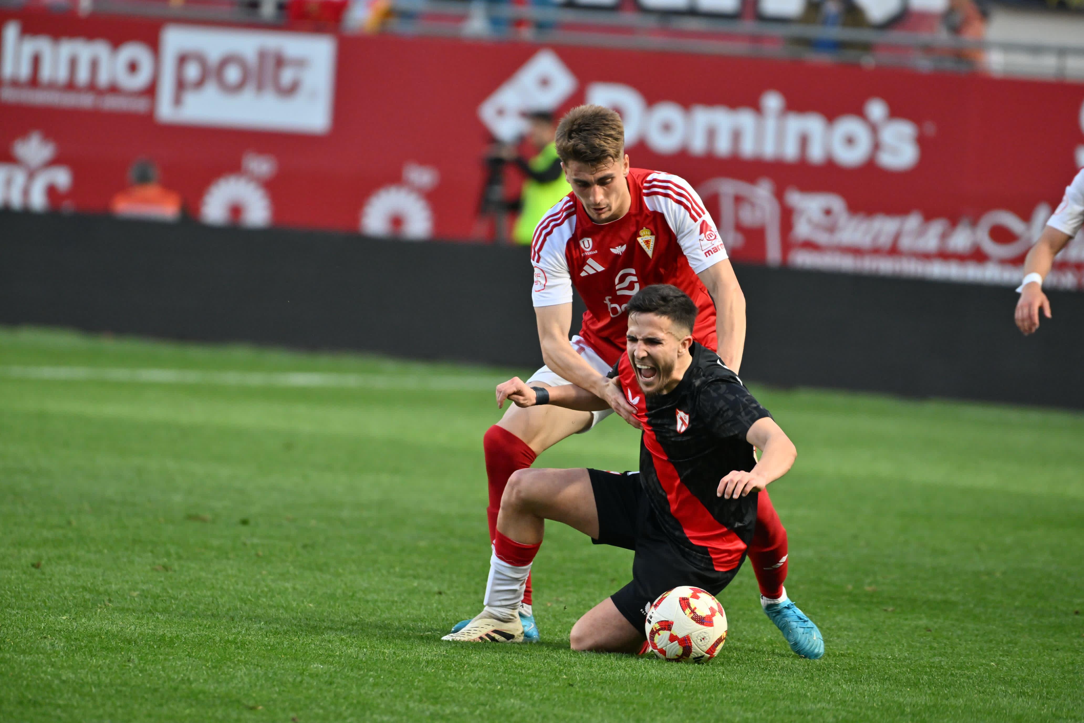 Jaso intenta robar el esférico ante el Sevilla Atlético con los pimentoneros.