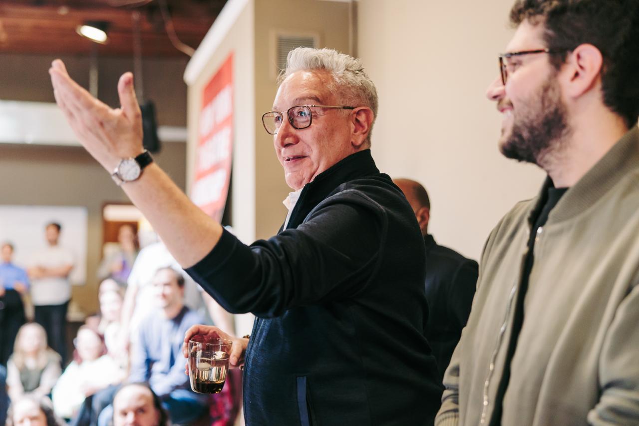 El director Moisés Kaufman impartiendo un curso en la RESAD