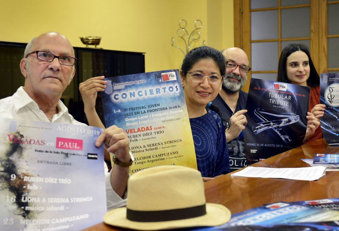 Ana Hérica, delegada de Juventud, junto a los promotores del ciclo de música