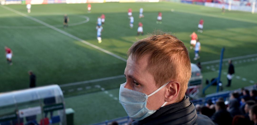 Un aficionado al fútbol, durante un partido al principio de la pandemia cuando aun podían ir aficionadoa a los partidos