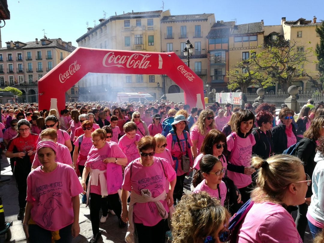 Salida de la XII marcha de  Mujeres en la plaza Mayor de Segovia