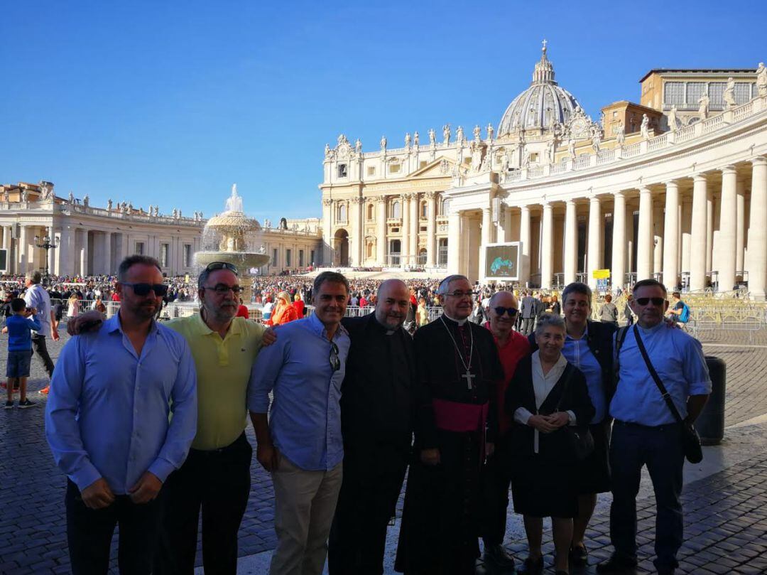 Un grupo, encabezado por el Obispo de Santander, Mons. Manuel Sánchez Monge en el Vaticano