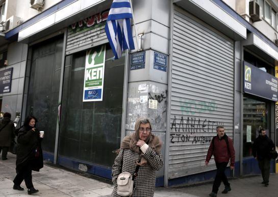 Comercios cerrados en el centro de Atenas en enero de 2015.