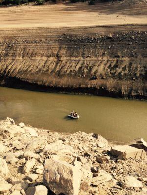 Lancha trabajando en el embalse de Camporredondo