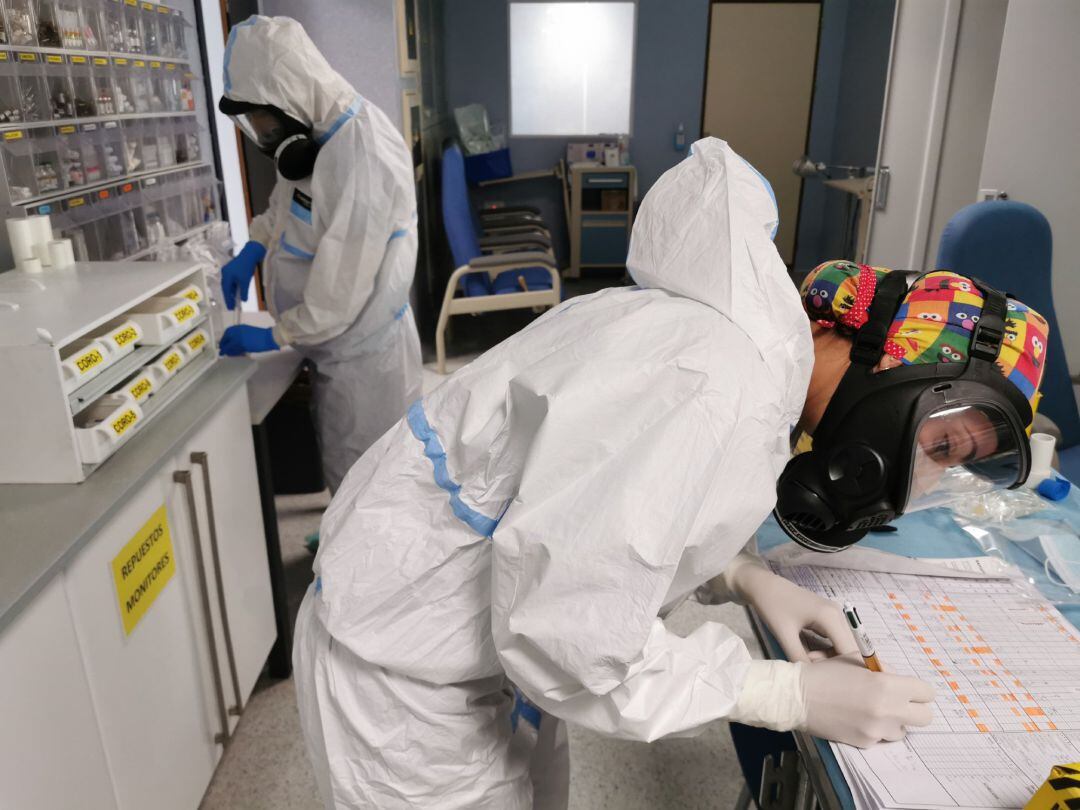 Profesionales sanitarios trabajan en la zona covid del Hospital Universitario