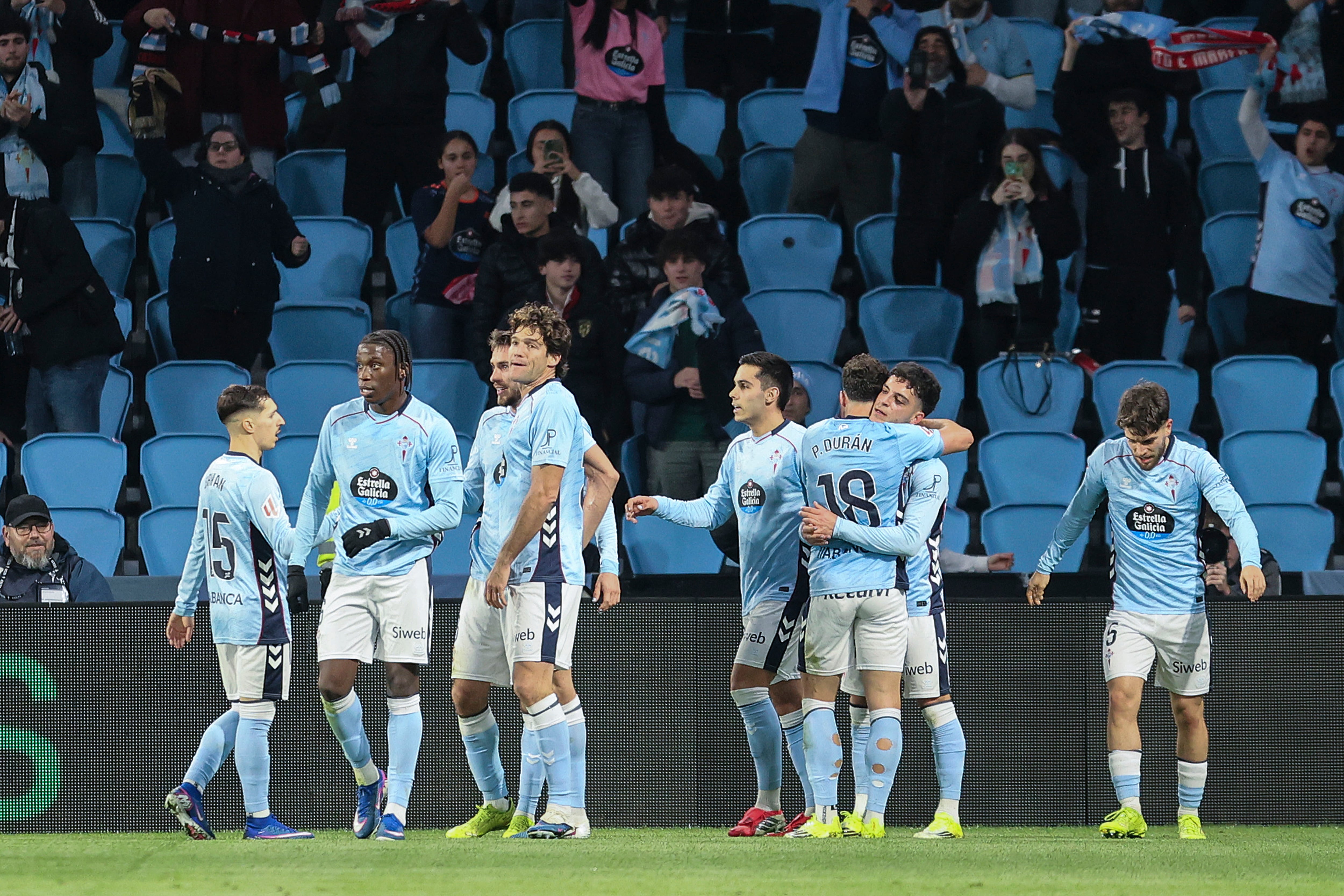 VIGO (PONTEVEDRA), 18/01/2026.- Los jugadores del Celta celebran tras marcar ante el Rayo, durante el partido de LaLiga de fútbol que Celta de Vigo y Rayo Vallecano disputan este domingo en el estadio de Balaídos. EFE/Salvador Sas