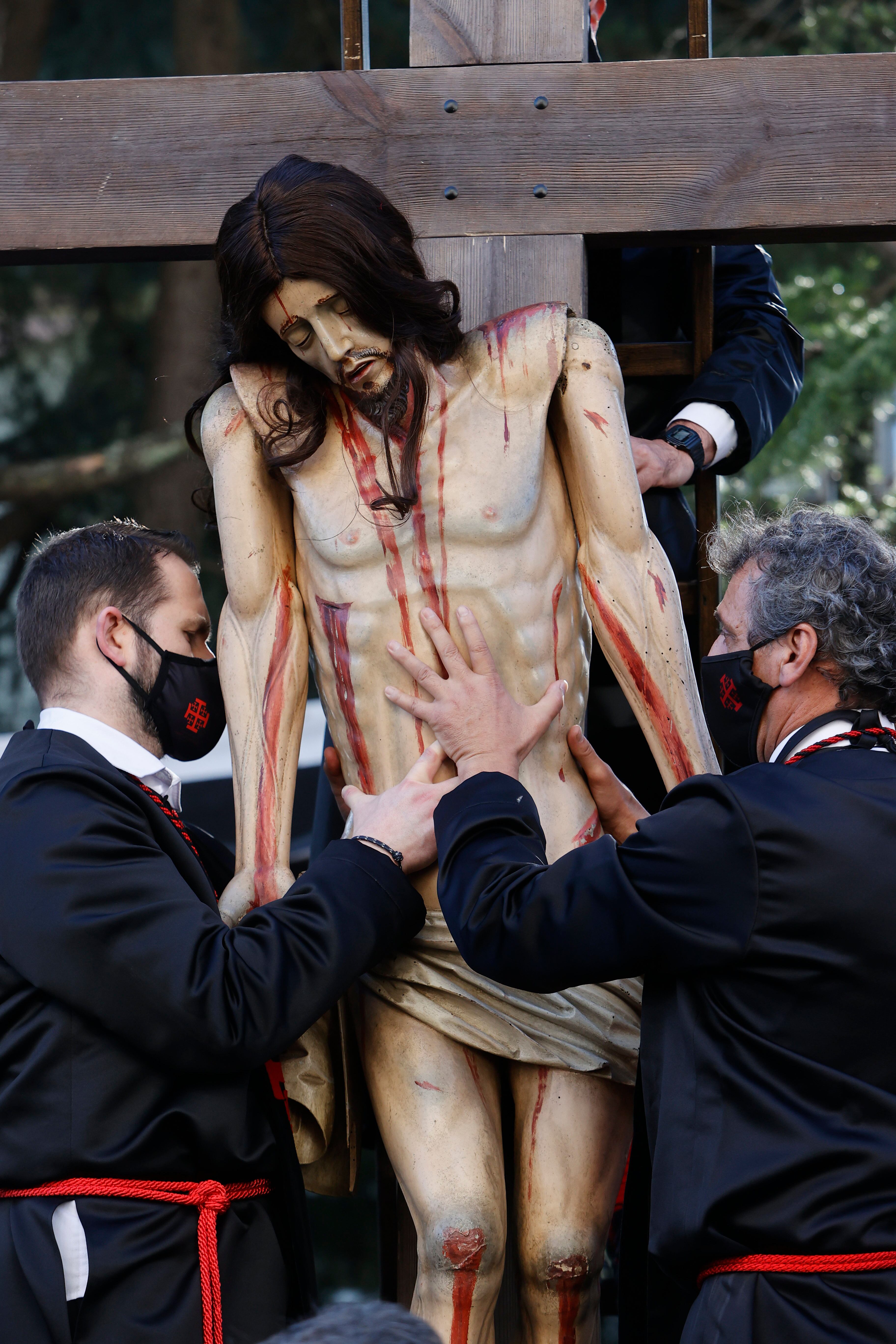 FERROL (A CORUÑA), 15/04/2022.- El Viernes Santo alcanza uno de sus momentos más importantes con la procesión del Santo Entierro que recupera tras más de un siglo la tradición del Desenclavo. EFE/kiko delgado
