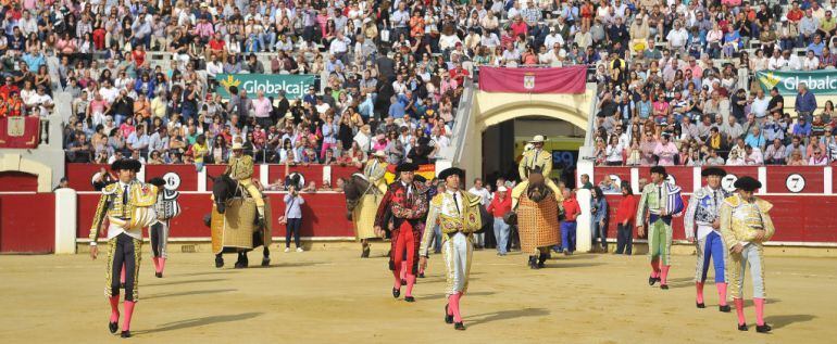 Paseíllo del festejo taurino en beneficio de Asprona en Albacete