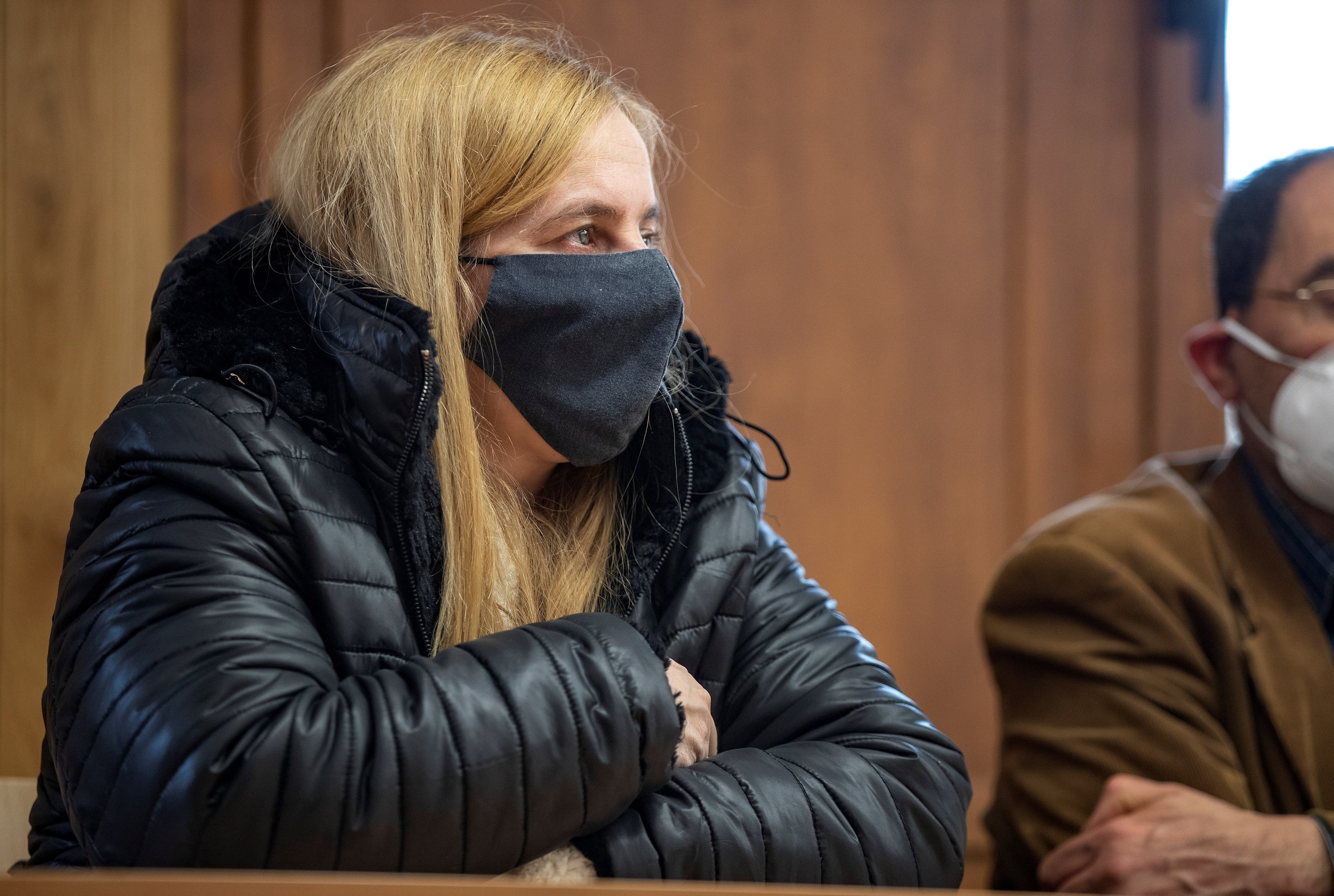 LUGO, 15/02/2022.- La acusada, Ana Sandamil, en la Audiencia Provincial de Lugo tras escuchar el veredicto del jurado popular este martes. El jurado ha declarado unánimemente que Ana Sandamil es culpable de la muerte violenta de su hija Desireé Leal, como se ha conocido este martes en la lectura del veredicto en la Audiencia Provincial de Lugo, por lo que, en la sentencia, se verá si finalmente se le condena a prisión permanente revisable tal y como han demandado las acusaciones. EFE/Eliseo Trigo
