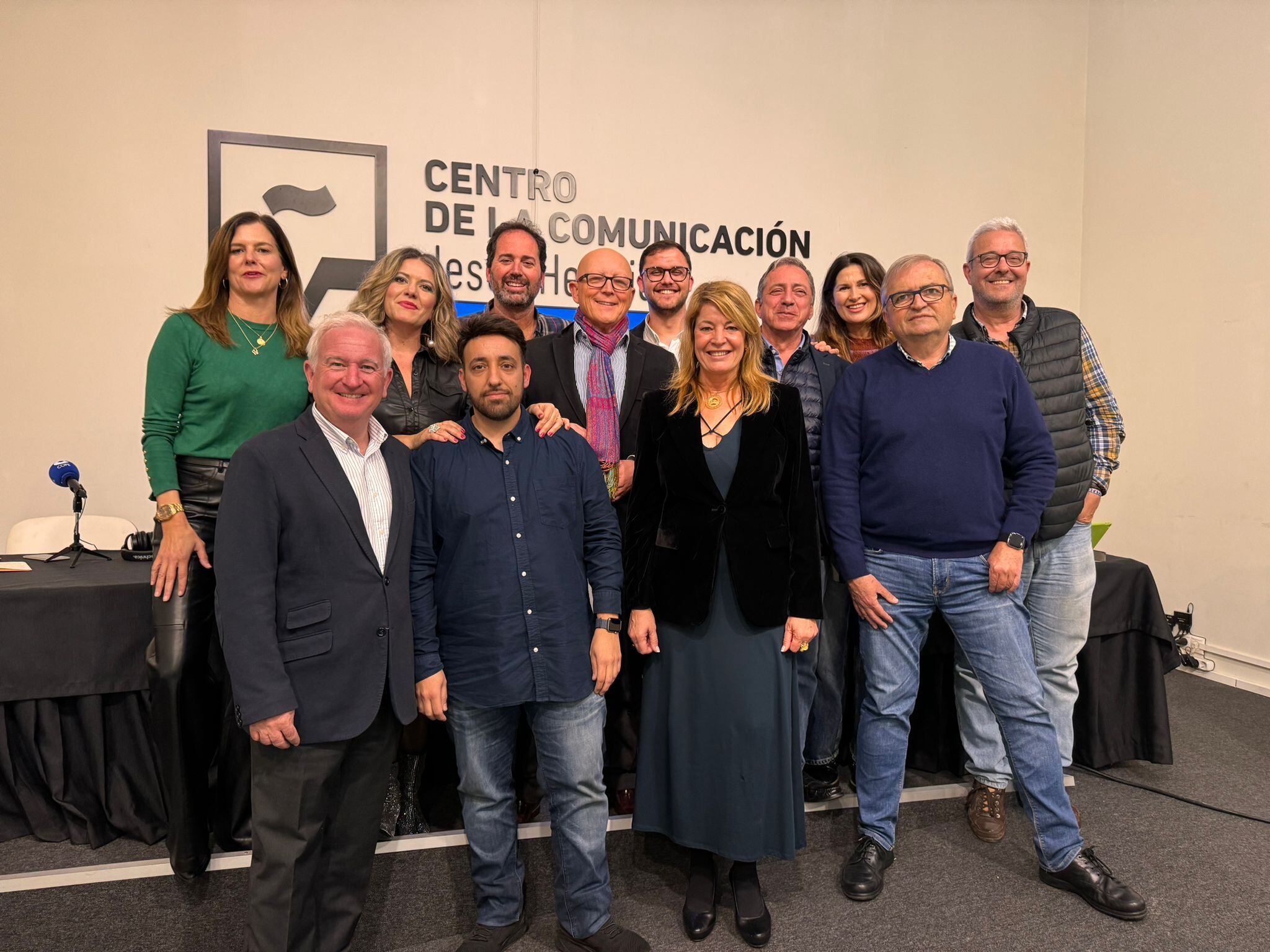 Periodistas y directores de las radios generalistas de Huelva: Canal Sur, Cope, Onda Cero y Cadena SER. En el centro de la imagen la alcaldesa de Huelva, Pilar Miranda