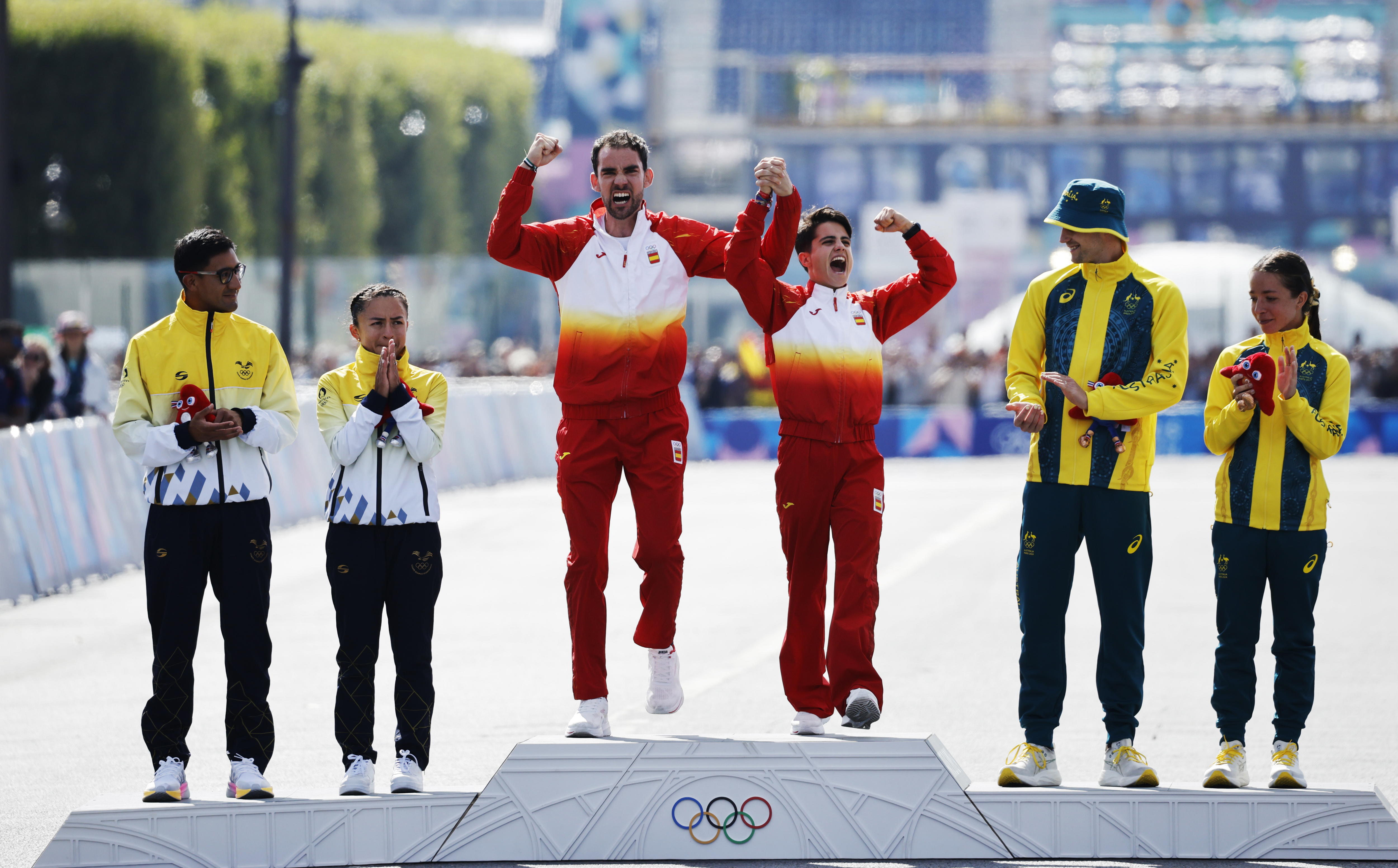 Maria Pérez y Álvaro Martin celebran en el podio su oro en el maratón mixto de marcha. A su derecha, Brian Daniel Pintado y Glenda Morejon, plata para Ecuador y a su izquierda, Rhydian Cowley y Jemima Montag, bronce para Australia.