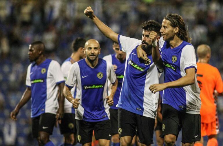 Gaspar junto a Checa celebra el gol conseguido frente al Llagostera