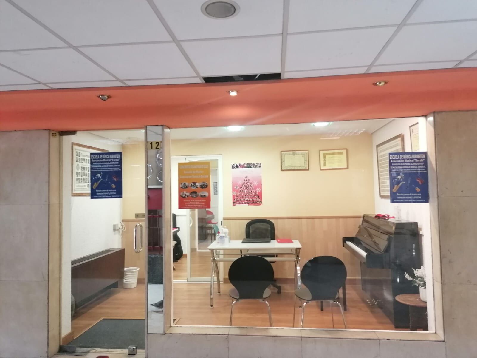 el Centro Autorizado de Música Rubinstein, ubicado en la calle Barcelona 17, y la Escuela de Música Escala Rubinstein, situada en Cesáreo Abierta 4, han dedicado sus esfuerzos a la formación de profesionales en piano, violín y canto.