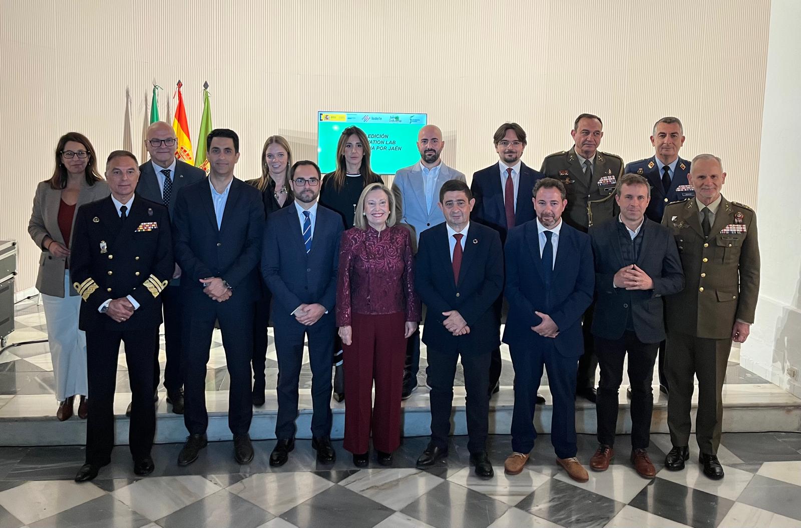 Foto de familia con autoridades y representantes entidades reconocidas