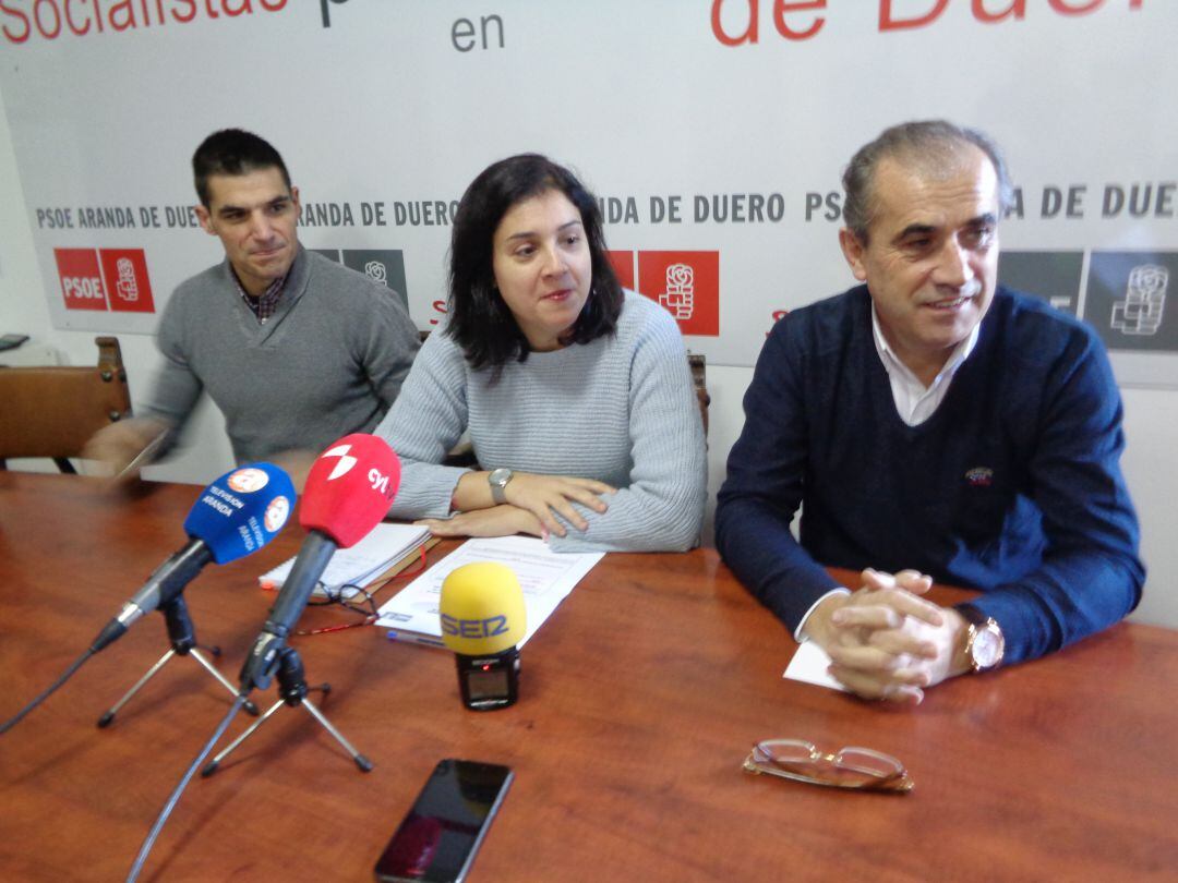 Luis Briones, en prime término, acompañado de Mar Alcalde y Julián Rasero, concejales arandinos socialistas