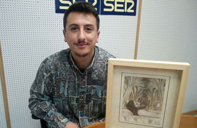 El autor con el dibujo del cartel de la Semana Santa de Don Benito