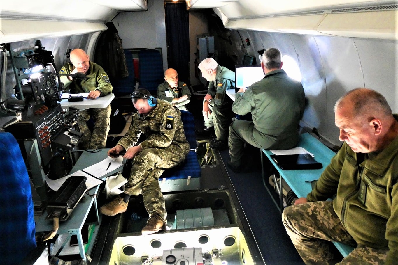 Interior de uno de los aviones militares que participan en una de las misiones de Cielos Abiertos