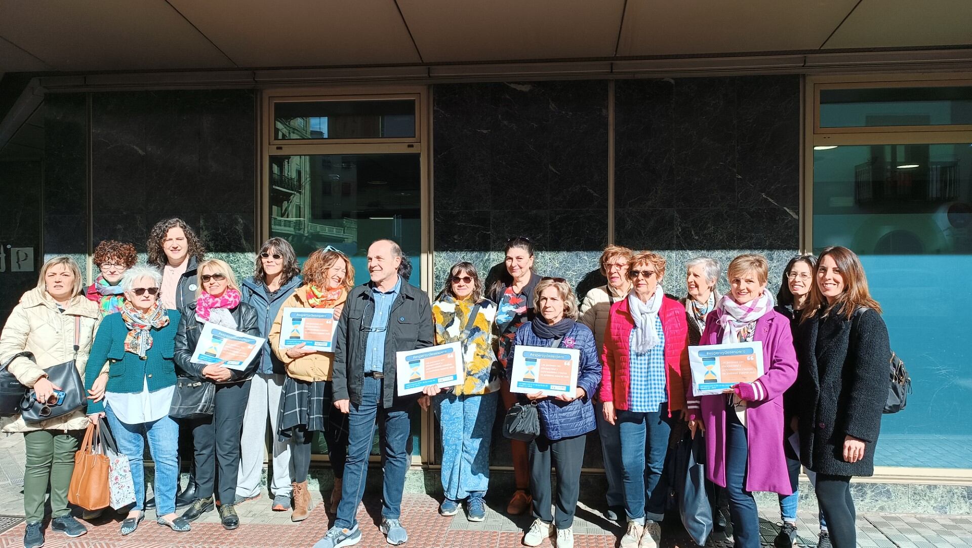 Miembros de COCEMFE ante el Defensor del Pueblo para denunciar la situación de las listas de espera en Navarra.