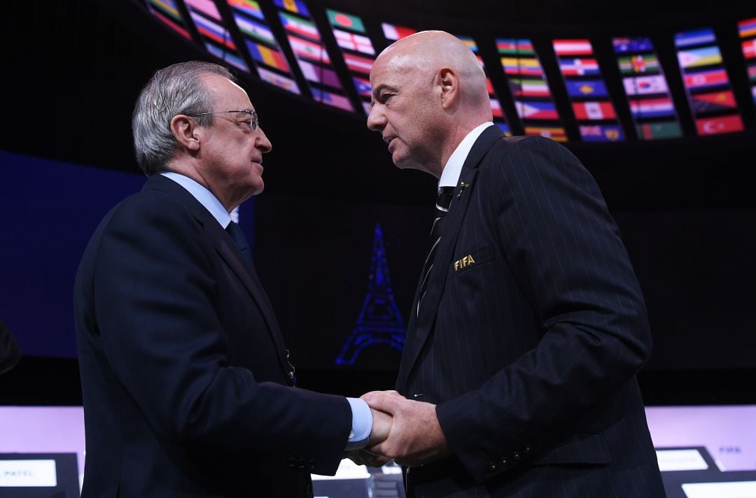 El presidente del Real Madrid y el presidente de la FIFA, Florentino Pérez y Gianni Infantino charlan, durante lel 69º congreso de la FIFA, en 2019