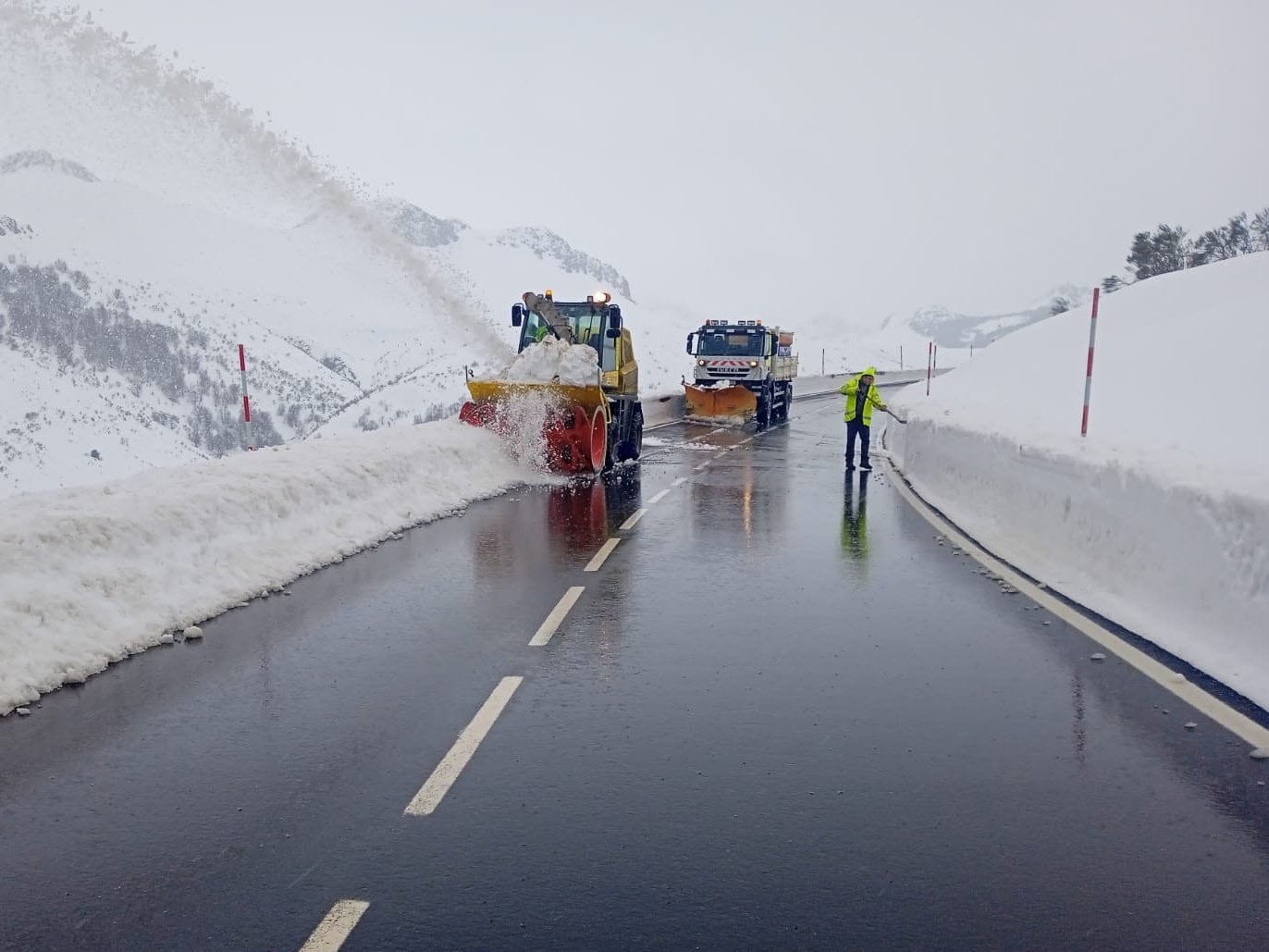 Operarios del MITMA trabajan en la limpieza de uan carretera en la provincia de León el pasado mes de marzo