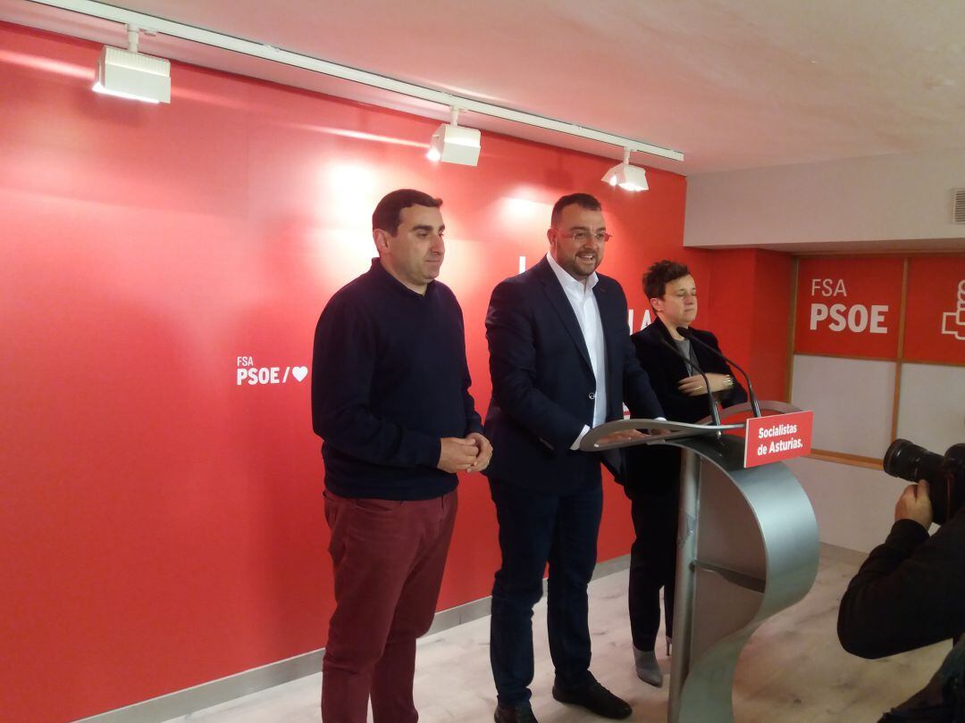 Barbón compareció este lunes tras la ejecutiva de la FSA escoltado por el diputado electo Roberto García Morís y la senadora María Fernández, que renueva su escaño en la Cámara Alta.