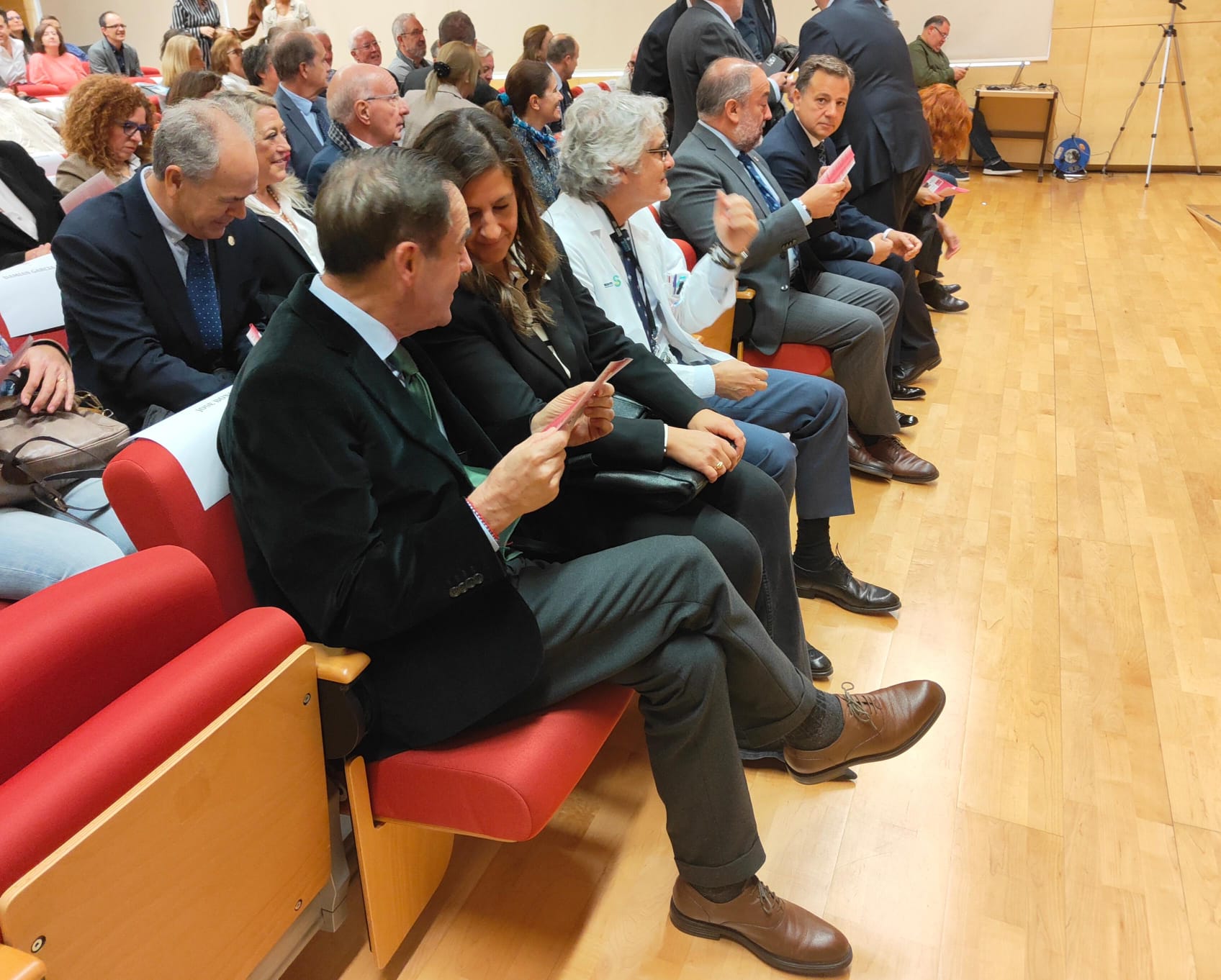 El expresidente José Bono, en primer plano. Al fondo, el alcalde Manuel Serrano junto al rector Julián Garde