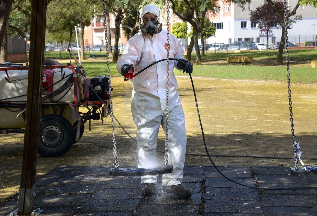 Tareas de desinfección en un parque de Jerez