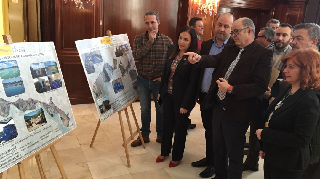 El presidente de SEIASA explicaba a los presentes las obras que se ejecutarán en la provincia de Jaén