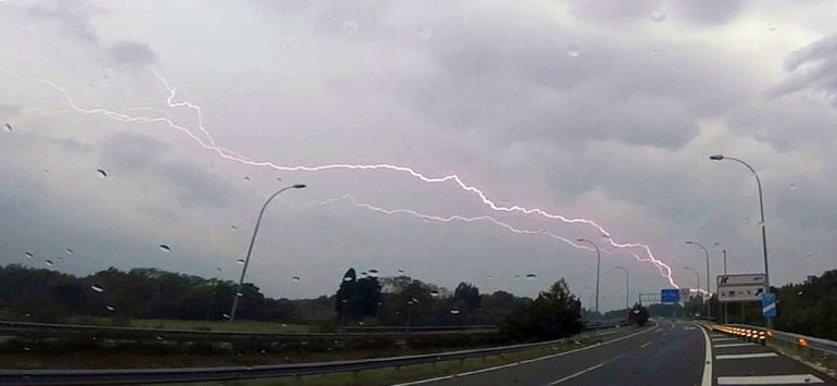 Entre las ocho de la tarde y las 12 de la noche los truenos retumbaron por toda Galicia, que se vio iluminada por 5.820 rayos