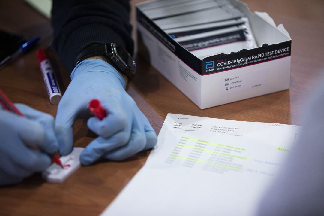 En la imagen, una caja de test rápidos utilizados en pruebas de Covid-19