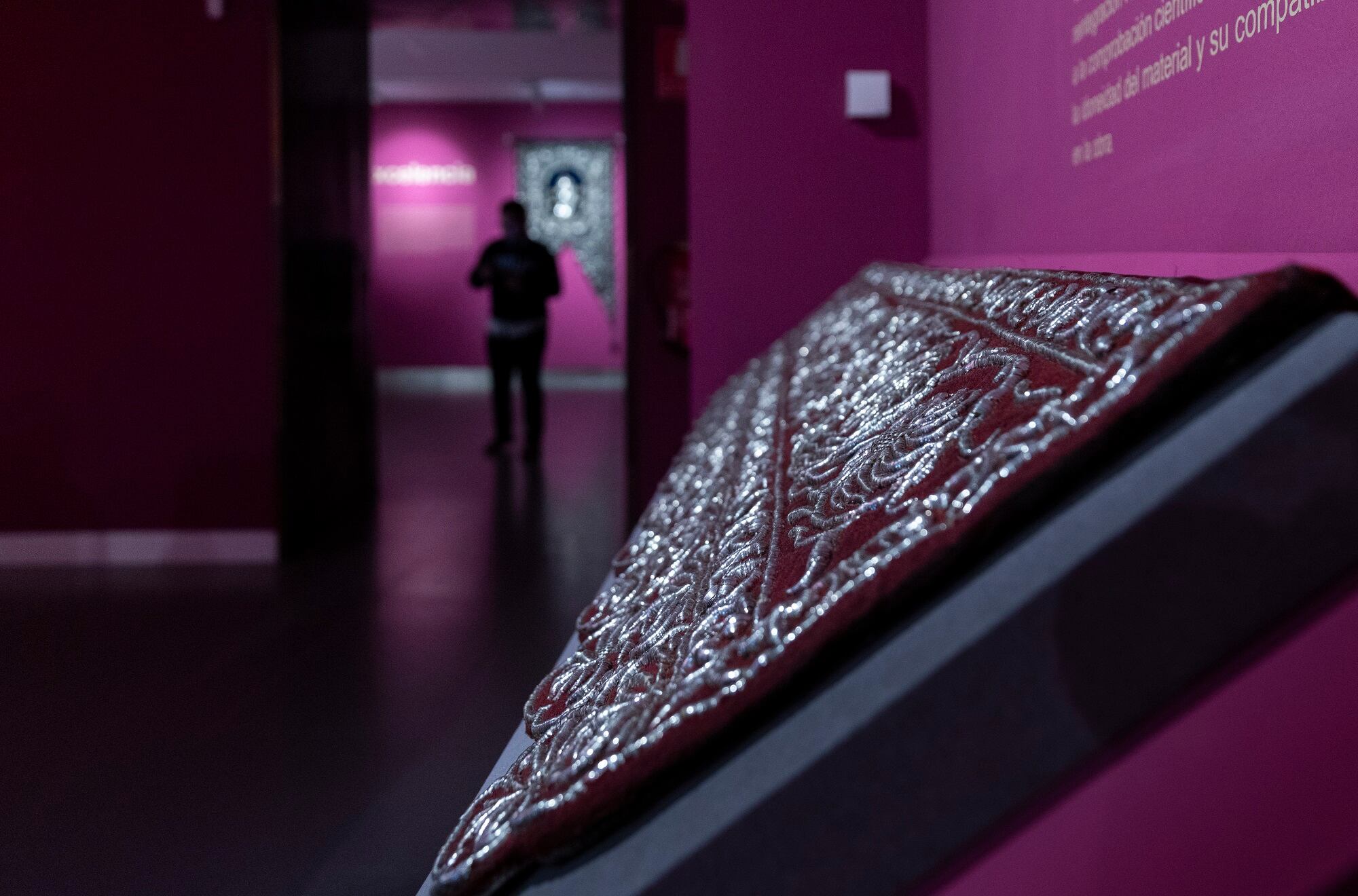 Exposición sobre bordado de temática cofrade.