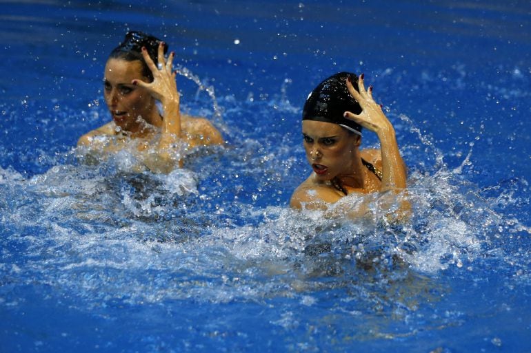 Gemma Mengual y Ona Carbonell, durante la presentación hoy de los ejercicios de rutinas olímpicas del equipo español de natación sincronizada