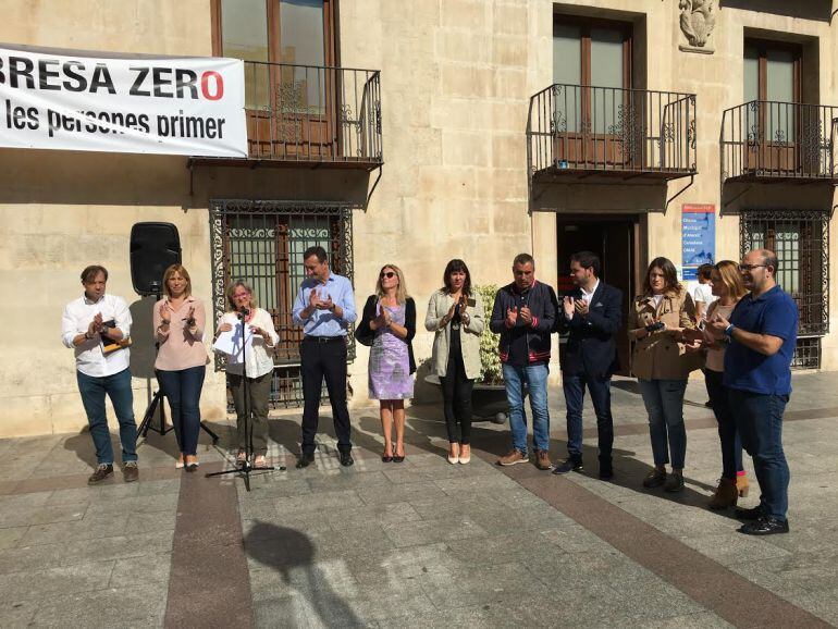 El alcalde y siete concejales han participado en la concentración