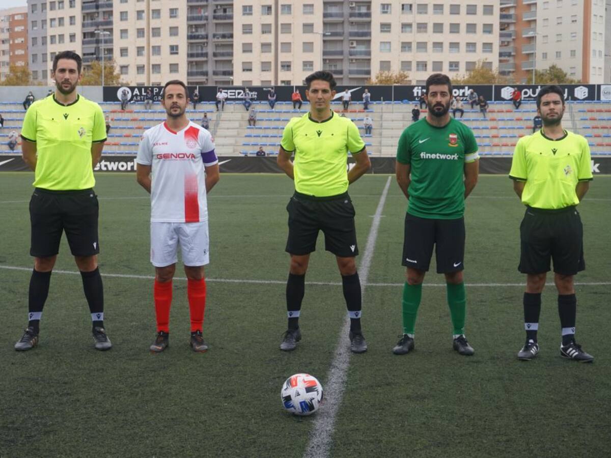 Alberto Maciá volvió a defender la portería del Eldense cinco años y medio después