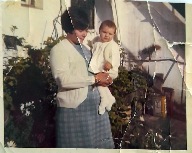 Cristobalina, nieta de Ana Caro, junto a su hija Reyes en la azotea de Radio Sevilla, en 1970